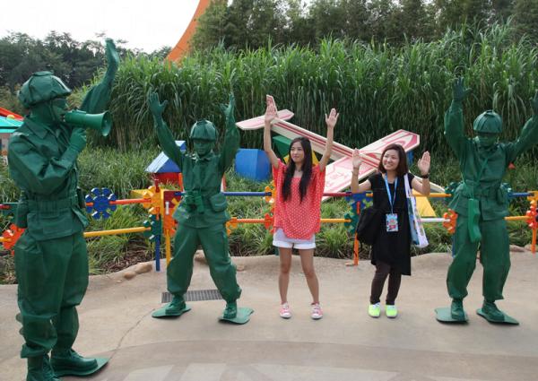 玩具兵團定時在園區內巡邏,並會邀請遊客加入訓練。 迪士尼新區「反斗奇兵大本營」 U 型沖天車最激